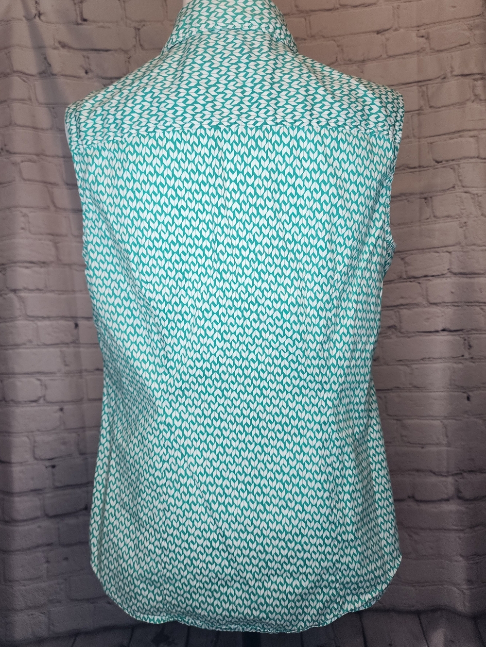 Sleeveless Button-Front Women’s Top in Teal Geometric Print - Picture 3 of 5